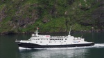 Ferry navegando por el Fiordo noruego de GEIRANGER