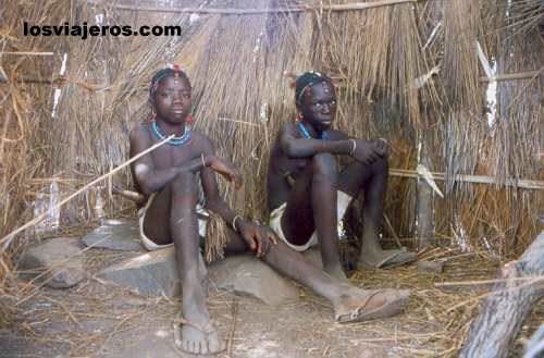 Young boys of the Bedic tribe during iniciatic period - Iwol - Bassari Country - Senegal
Muchachos Bedic durante el periodo de iniciacion - Iwol - Pais Bassari- Senegal
