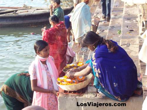 Preparando las ofrendas en la orilla del Ganges. Benares - India