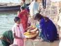 Preparando las ofrendas en la orilla del Ganges. Benares - India