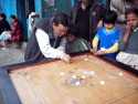 Juego tradicional de la zona - Darjeeling - India
Tibetan people playing a game - Darjeeling - India