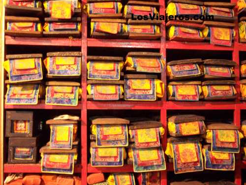 Handwritten Buddhist books in Ghoom Monastery - India
Antiguos libros en monasterio budista - Ghoom - India