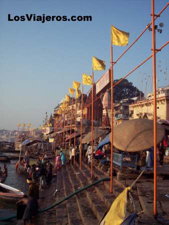 Ghats en la orilla del Ganges. Benares - India