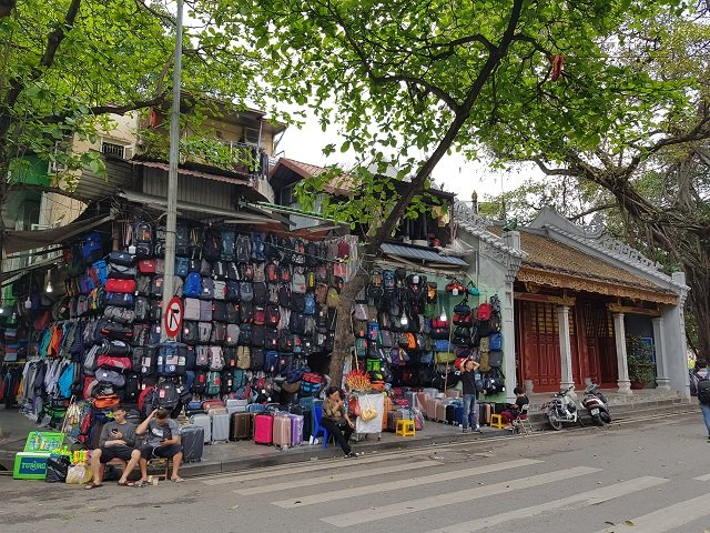 Tienda de mochilas en Hanói., Comprar en Vietnam