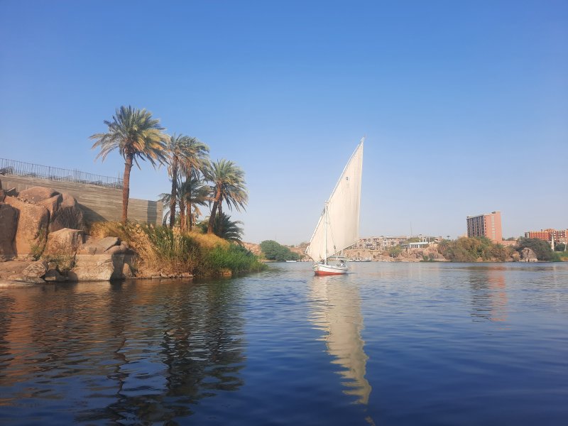 Faluca navegando entre la Isla Elefantina y la kichener., Navegar en Faluca: barca tradicional del Nilo (Crucero) 1