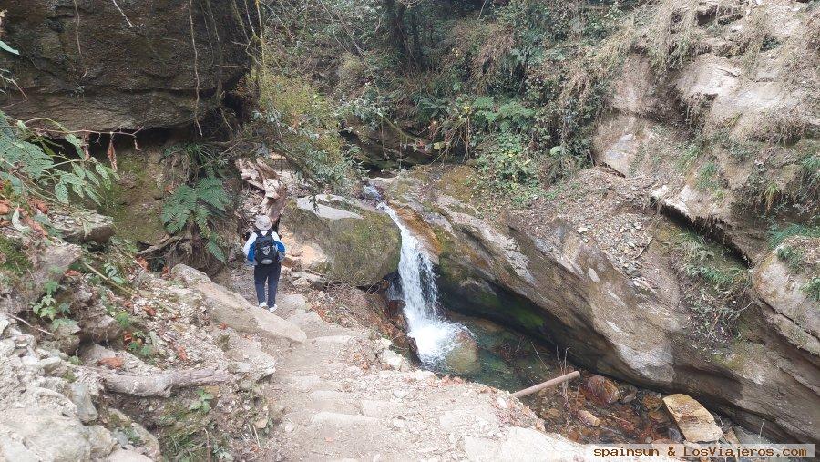Cascada ruta Ulleri a Gorepani, Trekking Poon Hill: Ghorepani, Ghandruk -Annapurnas, Nepal