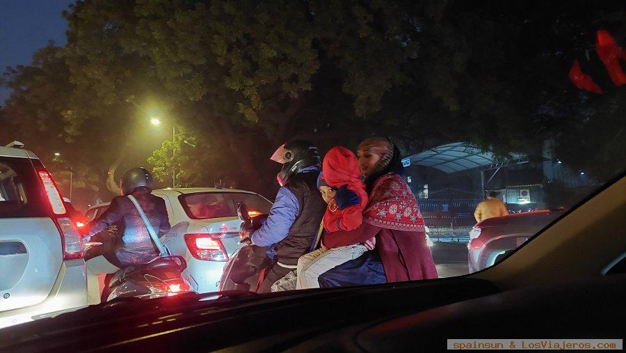 Cuatro en una moto por Delhi., Viaje a Delhi: qué ver, transportes