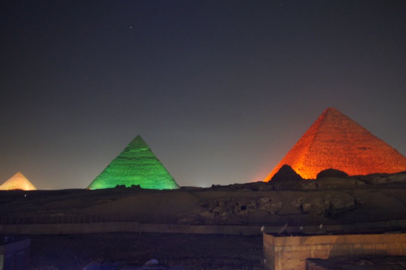 Piramides iluminadas pro el espectaculo de luz y sonido, Pirámides de Giza: Keops, Kefrén y Micerinos - Bajo Egipto