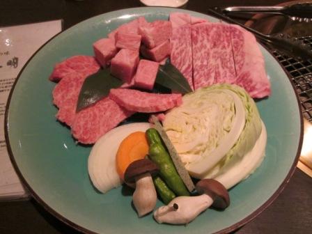 Cena en Takayama. Te sacaban el plato y tu te hacias la comida en la propia mesa., Shirakawago, Hida-no-sato: Aldeas tradicionales en Japón 1