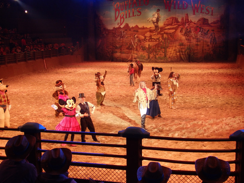 Personajes Disney durante la cena espectaculo Buffalo Bill, Restaurante Leyenda de Buffalo Bill, Wild West Show - Disney 0