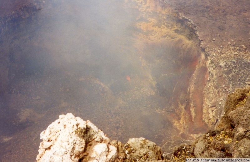 Foro de Volcanes: Interior del cráter del Volcán Masaya con actividad volcánica
