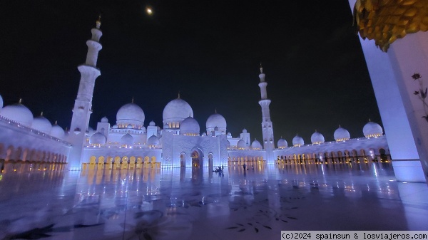 Gran Mezquita Sheikh Zayed - Abu Dhabi
Vista nocturna del Patio de la Gran Mezquita Sheikh Zayed de Abu Dhabi
