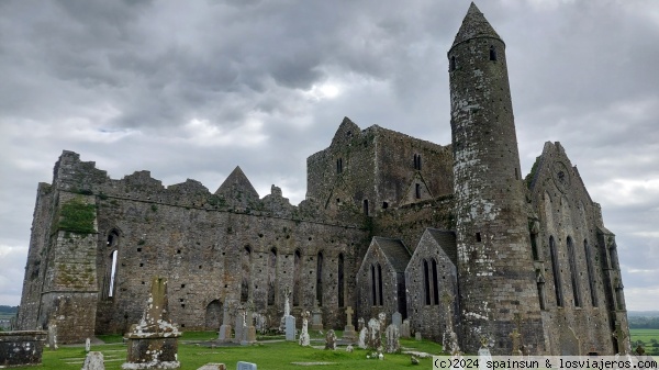 La Roca de Cashel, Tipperary
La Roca de Cashel es el lugar donde dice la tradición que San Patricio convirtió al rey del Muster al cristianismo.
