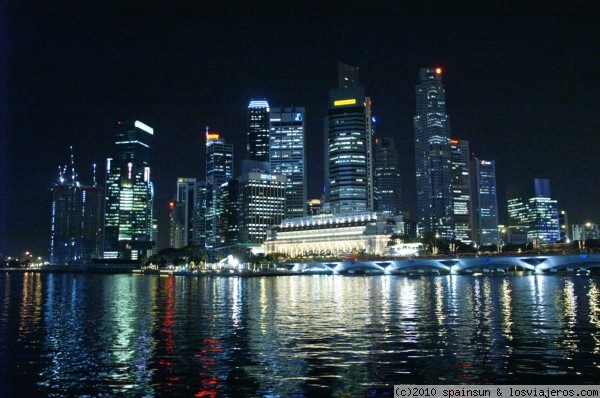 Reviews about Prohibiciones Singapur for travellers 2023: El distrito financiero de Singapur de noche