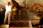 Restaurando las pinturas de la cupula de la Iglesia de Rozavlea
