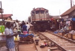 Tren atravesando el mercado de Kumasi