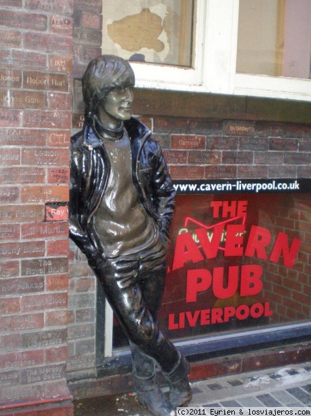 Beatles
Aqui fueron los inicios de esta banda que hizo Liverpool tan famosa, se les honra en cada rincon de la ciudad
