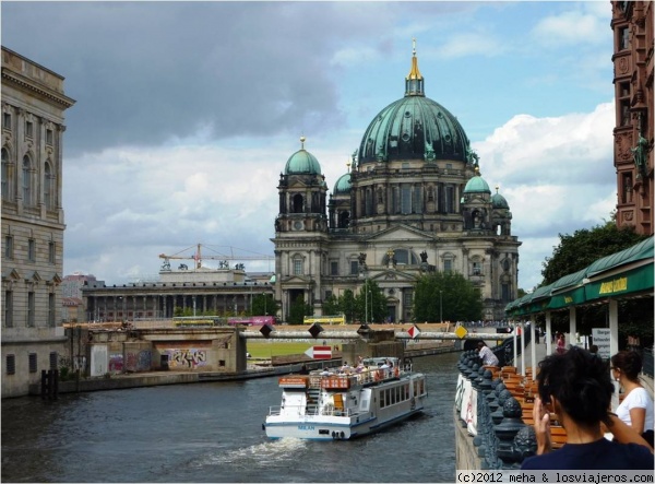 Navegando frente a la catedral de Berlín
No podía faltar la grúa, un imprescindible del paisaje de Berlín, ciudad en reconstrucción
