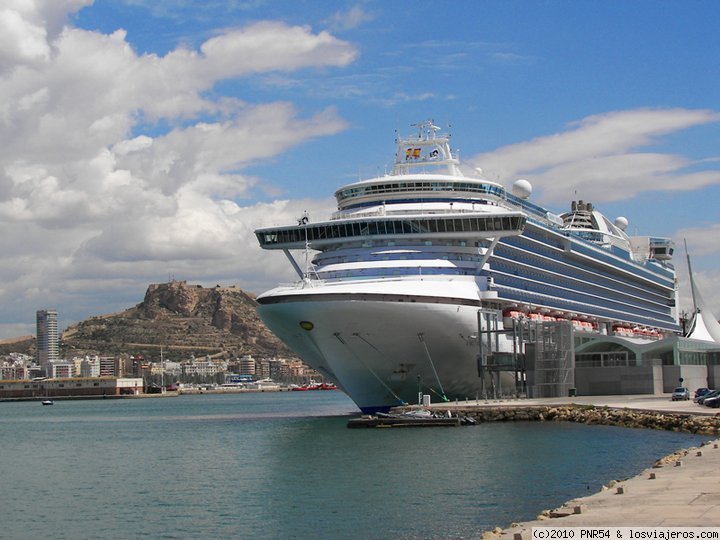 Foro de Celebrity: Crucero atracado en el puerto de Alicante