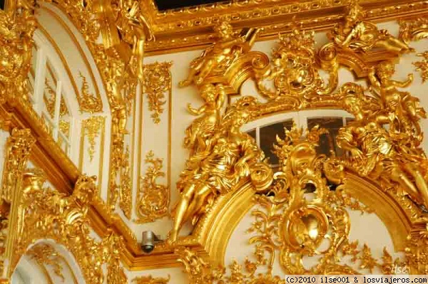 La sala de baile o galería de los espejos (Palacio de Catalina).
Kilos y más kilos de oro recubren las paredes de esta sala.

