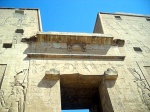 Detalle superior central en el templo de Edfu