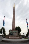Monumento Gëlle Fra (Dama Dorada)