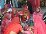 mujeres en estacion de tren de Haritwar
