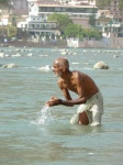 hombre rezando en el rio Ganges
