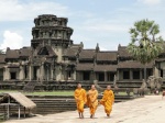 monjes visitando Angkor Wat