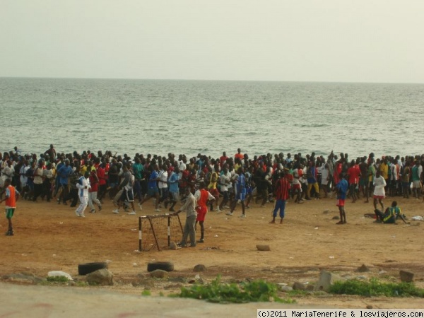 Costa de Dakar - La Cornisse - Cientos de chicos haciendo deporte en la playa
A lo largo de toda la costa se juntan cada tarde cientos de chicos para hacer deporte.
Impresionante...
