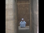 Egipcio sentado en el templo