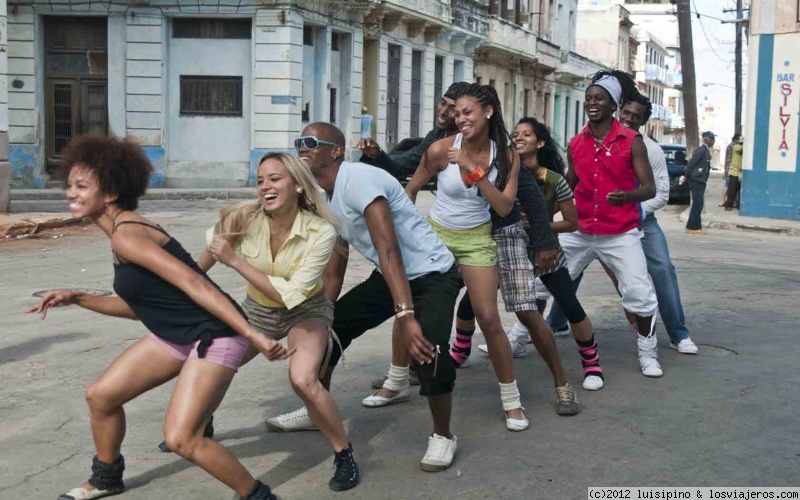 Bailando en la calle ✈️ Fotos de Cuba ✈️ Los Viajeros