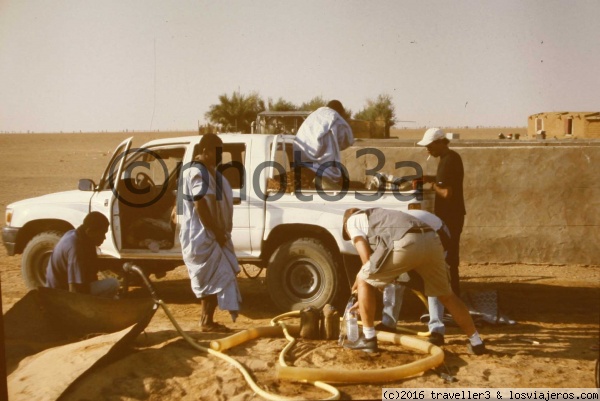 iCogiendo agua en el pozo de agua en  Benichab
Cogiendo agua mineral del pozo en Benichab-

