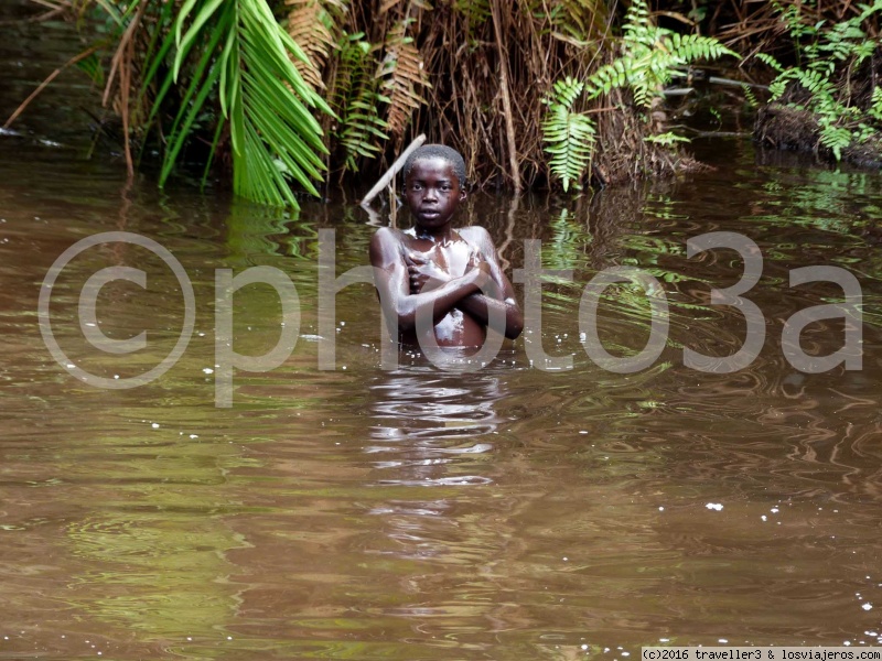 Viajar a  Camerun: Chinon - pigmeo bañandose en el rio Reserva de Djan (Chinon)