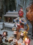 Guardianes en el interior de un templo de las montañas de marmol, Da Nang, Vietnam