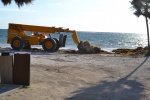 uso de pala mecanica en playa de  grand paladium para quitar algas