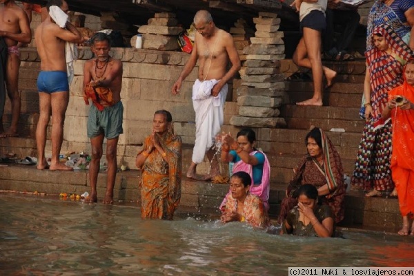 Rituales y purificación en el Ganges ✈️ Fotos de India ✈️ Los Viajeros