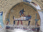 TT218 Amenakht - Anubis junto a la momia del difunto