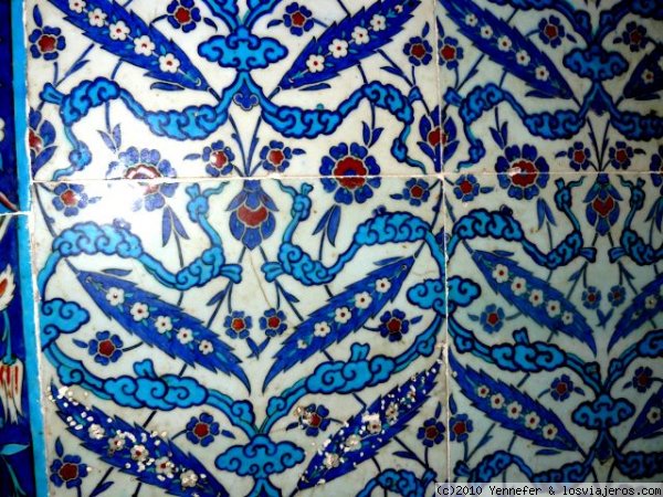 DIBUJOS EN AZULEJOS IZNIK
Detalle de los azulejos que recubren las paredes de la mezquita de Rustem Pasha
