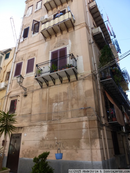 Delivery
Un sencillo sistema para ahorrarse subir y bajar escaleras, al parecer se sigue usando en las calles del barrio de l'Albergaria, en Palermo.
