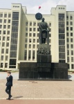 Estatua de Lenin y edificio del gobierno