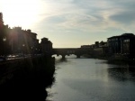 Ponte Vecchio con el sol de fondo, Florencia.