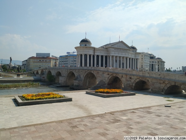 Museo Arqueológico y puente de piedra
Vista del Museo Arqueológico y puente de piedra en el centro de Skopje
