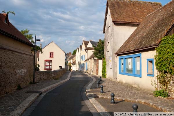 Chartres calle típica
El antiguo pueblo de Chartres está muy bien conservado y se encuentra en la zona baja del pueblo, junto al río.
Algunas casas tienen sus puertas y ventanas pintadas de este hermoso color azul, otras han dejado la madera vista.
