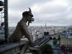 Viernes, un paseo por la ribera del Sena, la torre de día y el Louvre.