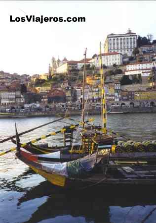 La ciudad de Oporto y los barcos cargados de toneles de vino - Oporto - Portugal